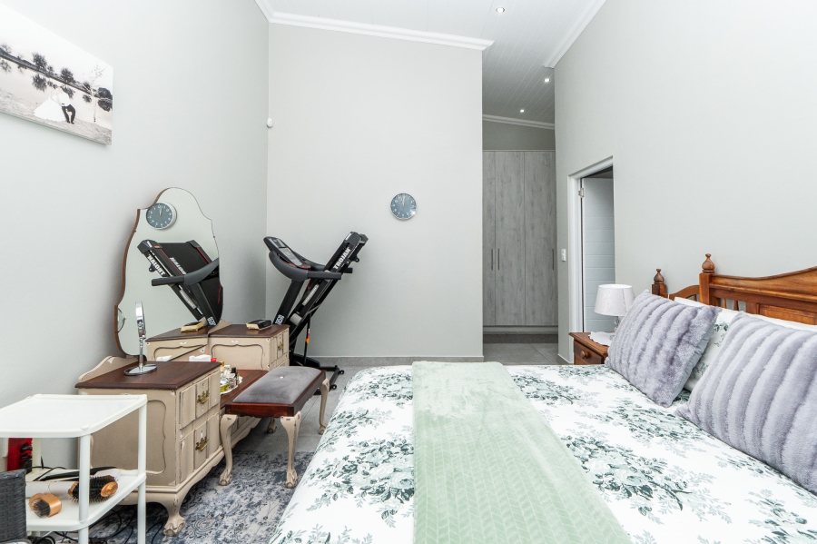 5 Bedroom Property for Sale in Myburgh Park Western Cape